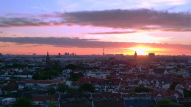 Berlin alacakaranlıkta evlerin üzerinde fernsehturm ve dramatik günbatımı ile gökyüzü, Almanya. panorama genel görünüm dronu 