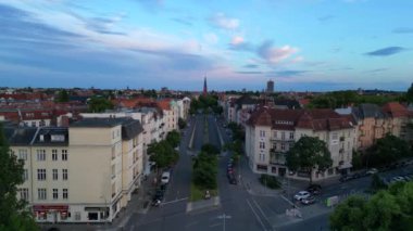 Gün batımında Berlin Bundesplatz 'ın hava görüntüsü dramatik bulutlarla şehrin ufuk çizgisini gösteriyor. hız rampası hiper hareket zaman aşımı 
