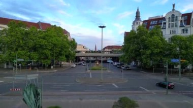 Gün batımında Berlin Bundesplatz 'ın hava görüntüsü dramatik bulutlarla şehrin ufuk çizgisini gösteriyor. hız rampası hiper hareket zaman aşımı 