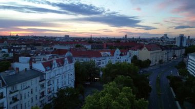 Gün batımında Berlin Bundesplatz 'ın hava görüntüsü dramatik bulutlarla şehrin ufuk çizgisini gösteriyor. panorama genel görünüm dronu 