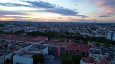 Gün batımında Berlin Bundesplatz 'ın hava görüntüsü dramatik bulutlarla şehrin ufuk çizgisini gösteriyor. Ters İHA uçuşu 