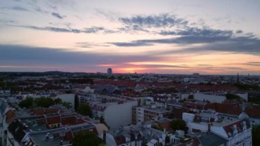 Güneş, Berlin şehrinin üzerinde batıyor. Binalara, Funkturm Kulesi 'ne ve aşağıdaki sokaklara sıcak bir ışıltı saçıyor. uçuş üstü insansız hava aracı 