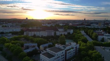 Berlin 'de gün batımında bir tren ve arabalarla geçen bir otobanın görüntüsü. hız rampası hiper hareket zaman aşımı 