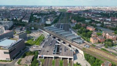 Hız rampası, hiper hareket zamanı hızlandırılmış modern bir tren istasyonunun havadan görüntüsü şehir merkezinde cam çatılı ve platforma gelen bir trenle dava edildi..