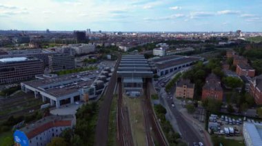 Hız rampası, hiper hareket zamanı hızlandırılmış modern bir tren istasyonunun havadan görüntüsü şehir merkezinde cam çatılı ve platforma gelen bir trenle dava edildi..