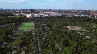 Berlin, Almanya 'da yeşil bir alan sağlayan havadan kumandalı hava aracı.
