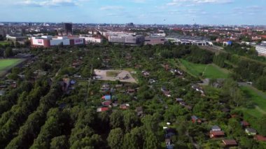 Panorama insansız hava aracı hava aracı Berlin, Almanya 'da yeşil alan sağlayan tahsis bahçeleri görüntüsü