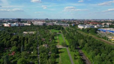 Berlin, Almanya 'da yeşil bir alan sağlayan havadan tahsis edilen bahçelerin insansız hava aracı görüntüsü.