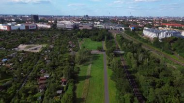 Berlin, Almanya 'da yeşil bir alan sağlayan tahsis bahçelerinin hava aracı ters uçuşu görüntüsü