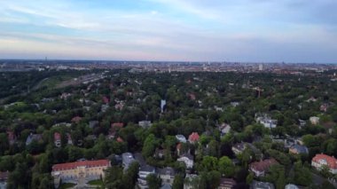 Berlin şehri sakin bir gölün kıyısında doğayla kusursuz bir şekilde harmanlanıyor. Kentsel gelişim ve çevresel korunmanın uyumlu bir arada yaşaması. hız rampası hiper hareket zaman aşımı 