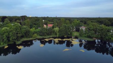 Berlin şehri sakin bir gölün kıyısında doğayla kusursuz bir şekilde harmanlanıyor. Kentsel gelişim ve çevresel korunmanın uyumlu bir arada yaşaması. İHA yükseliyor 