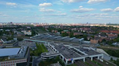 Güneşli bir yaz gününde şehir merkezini banliyöye bağlayan modern bir tren istasyonunun havadan görüntüsü. panorama genel görünüm dronu 