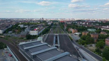 Güneşli bir yaz gününde şehir merkezini banliyöye bağlayan modern bir tren istasyonunun havadan görüntüsü. uçuş üstü insansız hava aracı 