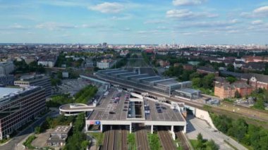 Güneşli bir yaz gününde şehir merkezini banliyöye bağlayan modern bir tren istasyonunun havadan görüntüsü. uçuş üstü insansız hava aracı 