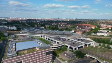 Panorama yörüngesi insansız hava aracı. Tren Berlin merkez tren istasyonuna varıyor. İnsanları birbirine bağlayan modern mimari.... 