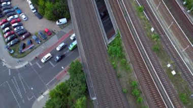 İnsansız hava aracı görüntüsünü, insanları birbirine bağlayan modern mimariyle Berlin merkez tren istasyonuna ulaşan trenle yükseltin.. 