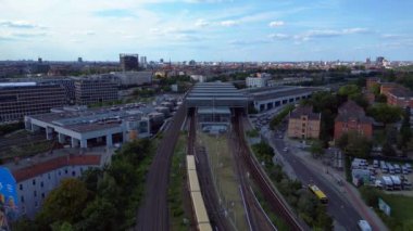 Berlin merkez tren istasyonuna ulaşan insansız hava aracının insansız hava aracı görüntüsü modern mimariyle insanları birbirine bağlıyor.. 