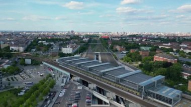 Berlin merkez tren istasyonuna ulaşan trenin insansız hava aracı görüntüsü ile insanları birbirine bağlayan modern mimariyi ters uçur. 