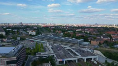 Panorama yörüngesi insansız hava aracı. Tren Berlin merkez tren istasyonuna varıyor. İnsanları birbirine bağlayan modern mimari.... 