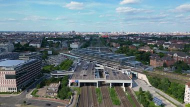 Panorama insansız hava aracı. Berlin merkez tren istasyonuna ulaşan trenle insanları birbirine bağlayan modern mimarinin görüntüsü.. 