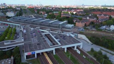 İnsansız hava aracı görüntüsü, Berlin merkez tren istasyonuna ulaşan trenle insanları birbirine bağlayan modern mimariyi gösteriyor.. 