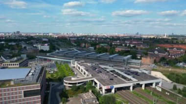 İnsansız hava aracı görüntüsünü trenin Berlin merkez tren istasyonuna gelişiyle modern mimariyle insanları birbirine bağlayan.... 