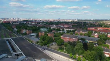 Güneşli bir yaz gününde şehir merkezini banliyöye bağlayan modern bir tren istasyonunun havadan görüntüsü. Ters İHA uçuşu 