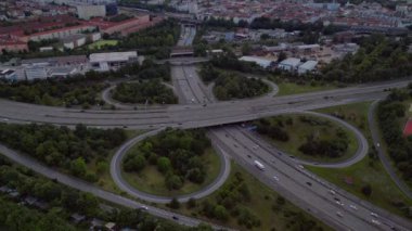 Şehir merkezindeki trafiği birbirine bağlayan bir yonca yaprağının hava görüntüsü. hız rampası hiper hareket zaman aşımı 