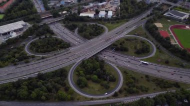 Şehir merkezindeki trafiği birbirine bağlayan bir yonca yaprağının hava görüntüsü. hız rampası hiper hareket zaman aşımı 
