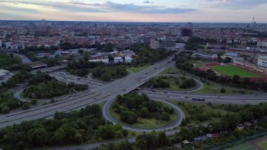 Şehir merkezindeki trafiği birbirine bağlayan bir yonca yaprağının hava görüntüsü. panorama yörünge dronu 