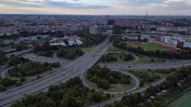 Şehir merkezindeki trafiği birbirine bağlayan bir yonca yaprağının hava görüntüsü. uçuş üstü insansız hava aracı 