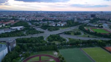 Şehir merkezindeki trafiği birbirine bağlayan bir yonca yaprağının hava görüntüsü. panorama genel görünüm dronu 