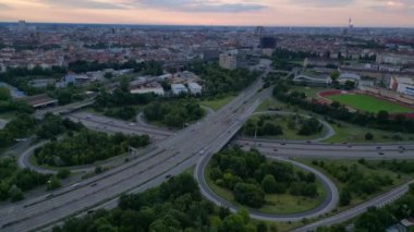 Şehir merkezindeki trafiği birbirine bağlayan bir yonca yaprağının hava görüntüsü. Ters İHA uçuşu 