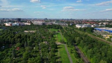 Hız rampası hızlandırılmış hareket zamanı. Berlin, Almanya 'da yeşil alan sağlayan tahsis bahçelerinin havadan görüntüsü.