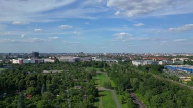 Hız rampası hızlandırılmış hareket zamanı. Berlin, Almanya 'da yeşil alan sağlayan tahsis bahçelerinin havadan görüntüsü.