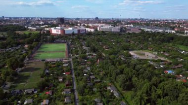 Berlin, Almanya 'da yeşil bir alan sağlayan havadan kumandalı hava aracı.