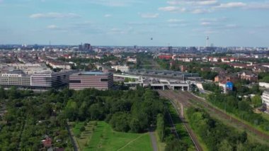 Panorama insansız hava aracı hava aracı Berlin, Almanya 'da yeşil alan sağlayan tahsis bahçeleri görüntüsü