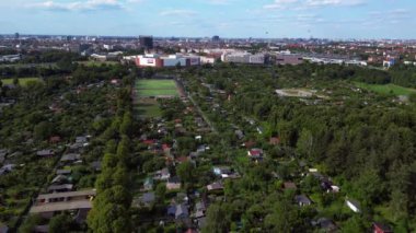 Berlin, Almanya 'da yeşil bir alan sağlayan havadan tahsis edilen bahçelerin insansız hava aracı görüntüsü.