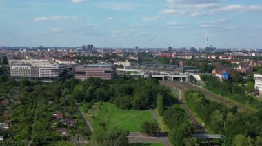 Berlin, Almanya 'da yeşil bir alan sağlayan tahsis bahçelerinin hava aracı ters uçuşu görüntüsü