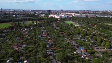 Panorama insansız hava aracı hava aracı Berlin, Almanya 'da yeşil alan sağlayan tahsis bahçeleri görüntüsü