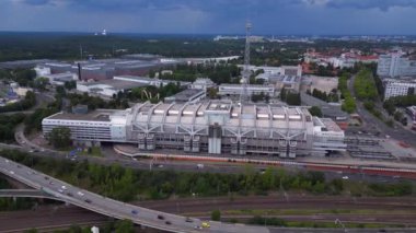 Berlin silueti ikonik radyo kulesini sergiliyor ve sergi alanlarını genişletiyor, tarih ve modernliğin şehir harmanını yakalıyor. hız rampası hiper hareket zaman aşımı 