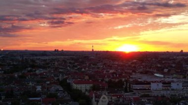 Güneşin doğuşunda Berlin 'in hava görüntüsü. Televizyon kulesi renkli gökyüzüne karşı dikiliyor. hız rampası hiper hareket zaman aşımı 
