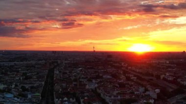 Güneşin doğuşunda Berlin 'in hava görüntüsü. Televizyon kulesi renkli gökyüzüne karşı dikiliyor. hız rampası hiper hareket zaman aşımı 