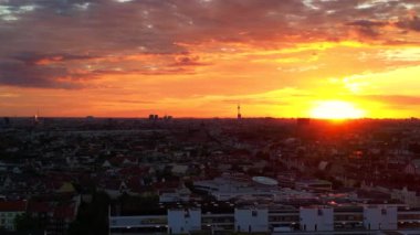 Güneşin doğuşunda Berlin 'in hava görüntüsü. Televizyon kulesi renkli gökyüzüne karşı dikiliyor. Dolly sol İHA 