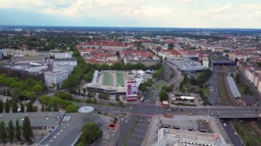 Berlin silueti ikonik radyo kulesini sergiliyor ve sergi alanlarını genişletiyor, tarih ve modernliğin şehir harmanını yakalıyor. hız rampası hiper hareket zaman aşımı 