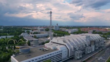 Berlin silueti ikonik radyo kulesini sergiliyor ve sergi alanlarını genişletiyor, tarih ve modernliğin şehir harmanını yakalıyor. hız rampası hiper hareket zaman aşımı 