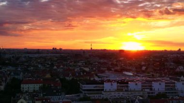Güneşin doğuşunda Berlin 'in hava görüntüsü. Televizyon kulesi renkli gökyüzüne karşı dikiliyor. İHA alçalıyor 