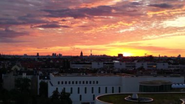 Güneşin doğuşunda Berlin 'in hava görüntüsü. Televizyon kulesi renkli gökyüzüne karşı dikiliyor. İHA yükseliyor 