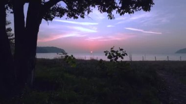 Güneş sakin okyanusun üzerinde batar, sıcak renklerle gökyüzünü boyar. Bulutlar canlı renkleri yansıtır, sakin bir deniz manzarası yaratır. İticileri ileri çalıştır 