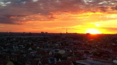 Güneşin doğuşunda Berlin 'in hava görüntüsü. Televizyon kulesi renkli gökyüzüne karşı dikiliyor. İHA alçalıyor 